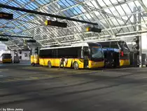 Postauto/Regie Chur Nr. 85 (MAN Lion's Regio R12) am 15.1.2010 beim Bhf. Chur. Einige Postautos fhren whrend dem Winter einachsige Anhnger im passenden Postauto-Anstrich mit, um die Ski's und Snowboard verstauen zu knnen. Dahinter wartet der RE-Power Skyliner ebenfalls auf den nchsten Einsatz.