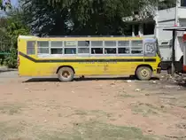 Ein ziemlich ramponierter ISUZU Bus mit einem Mercedes Stern auf der Khlerfront am 25.01.2011 in der thailndischen Kleinstadt Hui Thalaeng.