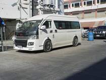 Ein TOYOTA Commuter Kleinbus in einer exklusiven Ausfhrung am 28.01.2011 in der Stadt Buri Ram im Nordosten Thailands. Am Heck des Fahrzeugs war auch das  Lexus-Logo  angebracht. Dass es sich bei diesem Fahrzeug um einen Kleinbus handelt, darauf weist auch das blaue Nummernschild hin.