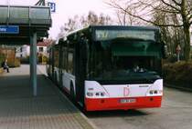 DSW 1681, ein Neoplan Centroliner N4421, aufgenommen im Mrz 2002 an der Haltestelle Hacheney in Dortmund.