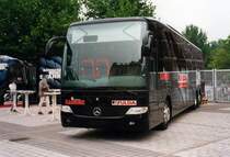 Mercedes O580 Travego 17 RHD, aufgenommen auf der IAA 2000 in Frankfurt.