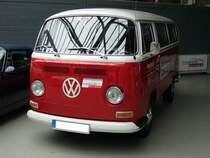 VW T2a Achtsitzer, der Baujahre 1967 - 1971. Der Achtsitzer kostete 1970 DM 9.830,00. Auch in diesem Bus tat der 1.584 cm 4-Zylinderboxermotor meist zuverlssig seinen Dienst. Meilenwerk Dsseldorf 27.08.2010.