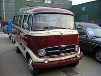Mercedes-Benz O319 Luxusreisebus. Der O319 wurde 1956 vorgestellt und mit verschiedenen, kleinen technischen Vernderungen bis 1968 gebaut. Es standen zwei Motorisierungen zur Auswahl: 1) ein 43 PS starker 4-Zylinder Dieselmotor oder 2) ein 65 PS starker 4-Zylinder Benzinmotor. Auenbereich der Techno Classica am 04.04.2009.