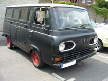 Ford Econoline der Baujahre 1961 - 1967. Der Econoline Bus bzw. Kleintransporter war die Antwort aus Dearborn auf den in den USA immer beliebter werdenden VW Bus Typ1. Grundmotorisierung war ein 2.4l 6-Zylinderreihenmotor. Die luxuriser ausgestatteten Modelle nannten sich Club Wagon. US-cartreffen am Dsseldorfer Meilenwerk 04.07.2010.