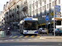 TL - Hess-Swisstrolley BGT-N2C Nr.837 unterwegs auf der Linie 21 in der Stadt Lausanne beim Kreisel am SBB Bahnhof am 22.01.2011

