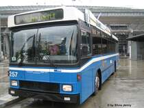 NAW/Hess 257 am 7.8.07 beim Bhf. Luzern. Diese 2-achs Trolleys sind eine aussterbende Spezies bei der vbl. Denn sie werden so nur noch auf der Linie 4 ben�tigt. Zwei NAW NT's wurden bereits ausgemustert...