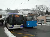 TL Lausanne Nr. 845 Hess/Hess Gelenktrolleybus + (R�trobus) Nr. 656 FBW/Eggli Trolleybus am 5. Dezember 2010 Lutry, Corniche