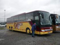 Der Setra S 416 GT/HD, der Firma Hock-Spessart-Reisen,, macht Pause  in Stuttgart, auf dem Parkplatz Cannstatter-Wasen.Am 11.12.2010.