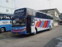 Ein anderer Bus beim Busbahnhof in Buri Ram / Thailand am 13.02.2011 in Warteposition. Dieser Bus fhrt die Strecke Buri Ram - Roi Et. Ein Fabrikat war bei diesem Bus nicht feststellbar.