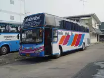 Ein anderer Bus beim Busbahnhof in Buri Ram / Thailand am 13.02.2011 in Warteposition. Dieser Bus f�hrt die Strecke Buri Ram - Roi Et. Ein Fabrikat war bei diesem Bus nicht feststellbar.