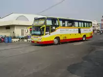 Dieser ISUZU Bus f�hrt die Strecke Khonkaen - Surin, hier am 13.02.2011 bei der Ausfahrt vom Busbahnhof in Buri Ram 