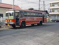 Obwohl er den Stern an der Khlerfront trgt, kann man davon ausgehen, da es sich hier nicht um einen Merceds-Benz Bus handelt. Diese roten Busse ohne Klimaanlage werden hier im Nordosten Thailands im kurzen zwischenstdtischen Verkehr eingesetzt. Am 13.02.2011 beim Busbahnhof in Buri Ram.