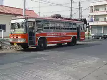 Obwohl er den Stern an der K�hlerfront tr�gt, kann man davon ausgehen, da� es sich hier nicht um einen Merceds-Benz Bus handelt. Diese roten Busse ohne Klimaanlage werden hier im Nordosten Thailands im kurzen zwischenst�dtischen Verkehr eingesetzt. Am 13.02.2011 beim Busbahnhof in Buri Ram.