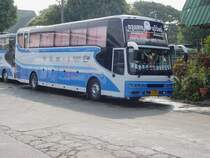Ein VOLVO Bus, Modellangabe fehlt, wartet am 13.02.2011 auf seinen Einsatz beim Busbahnhof in Buri Ram / Thailand. Der Bus fhrt nur die Strecke Bangkok - Buri Ram - Bangkok