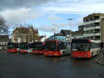Im Schwerter Busbahnhof , Samstag`s, in Reihe und Glied,
4x MB Citaro,1x MB 0405N ,werden gleich zu Ihren Zielen abfahren.(10.11.2007) 