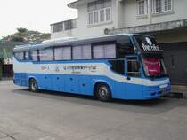 Dieser beim Busbahnhof von Buri Ram / Thailand am 14.02.2011 abgestellte Bus fhrt die Strecke Bangkok - Buri Ram - Bangkok