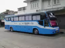 Dieser beim Busbahnhof von Buri Ram / Thailand am 14.02.2011 abgestellte Bus f�hrt die Strecke Bangkok - Buri Ram - Bangkok