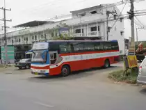 Am 14.02.2011 ein �berlandbus in Buri Ram / Thailand, der die Strecke Buri Ram - Chanthaburi bef�hrt. F�r diese Strecke steht die Nummer 522 am Bus.