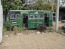 Nachdem die kleinen grnen Stadtbusse im Stadtverkehr in Bangkok verboten wurden, hat dieser Bus No. 20 den Weg in den Nordosten Thailands nach Buri Ram gefunden und wartet am 15.02.2011 hier auf einen Kufer und neuen Eigentmer.