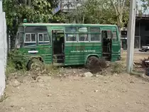 Nachdem die kleinen gr�nen Stadtbusse im Stadtverkehr in Bangkok verboten wurden, hat dieser Bus No. 20 den Weg in den Nordosten Thailands nach Buri Ram gefunden und wartet am 15.02.2011 hier auf einen K�ufer und neuen Eigent�mer.