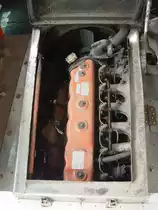 Der Motor des kleinen gr�nen Busses ein japanisches Fabrikat. (15.02.2011)