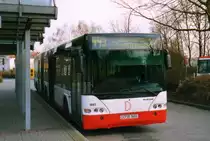 DSW 1665, ein Neoplan Centroliner N4421, aufgenommen im M�rz 2002 an der Haltestelle Hacheney in Dortmund.