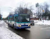 Obus �koda 14TrM f�hrt auf der Melnsila Stra�e. Dieses Photo wurde am 15.01.2011 gemacht.
