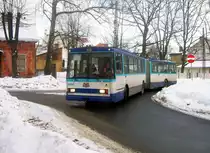 Obus �koda 15Tr kehrt aus der Balo�u Stra�e zur Kristapa Stra�e. Dieses Photo wurde am 15.01.2011 gemacht.