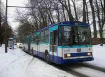 Obus �koda 15Tr03/6 f�hrt auf der Kapseln Stra�e (Kapseļu iela). Dieses Photo wurde am 12.02.2011 gemacht.