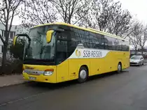 Ein Setra S 415 GT-HD ,,der Fa. St�bler-Reisen aus Magstadt steht in  B�blingen-Hulb und macht Pause.