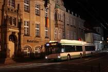 Solaris Trollino 18AC 052 der BBG vor dem Rathaus in Eberswalde am 14.11.2010.
