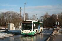 Mercedes Citaro - Wagen 162 der BBG Eberswalde �berquert die Bahnstrecke Berlin-Stralsund am 25.02.2010 (Linie 865)
