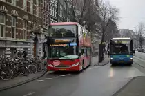 Doppel GVB (Volvo) und Connexxion 3855 (MAN) mit linie 70 nach Uithoorn am Nieuwezijds in Amsterdam ....