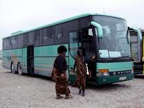 SETRA S317GT-HD aus dem Kreis Traunstein bringt eine Gruppe Faschingsnarren nach Ried i.I.;110220