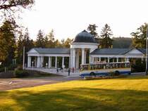 Einfach Marienbad - ein Trolleybus vor der Kollonade der Rudolf- und Karolinaquelle (Skoda 14Tr #45 oder #49 - ich wei� schon nicht genau, welcher es ist, beide hatten damals fast keine Unterschiede und die Betriebsnummern sind nur in Front und Heck geschrieben), 18. 9. 2004