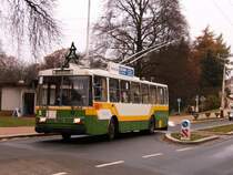 �koda 14Tr 10/6 #50 an der Linie Nr. 3 erreicht den Anfang der Stadtzentrum-Blockschleusse vor dem Hotel Cristal Palace, 26. 11. 2004