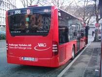 Wagen 856 auf der Linie 10 am Siegesdenkmal in Freiburg (Breisgau) am 24.05.2006