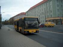 Hier ein MAN NM 223 am Endpunkt Lommatzscher Str./Mickten der Dresdner Verkehrsservice GmbH (930-015) auf Linie 79 der DVB AG.
An diesem Endpunkt hat der Fahrer lt. Fahrplan keine Pause, da dies eine vielbefahrene Str. ist. (31.10.06)