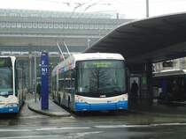 VBL Luzern Nr. 225 Hess/Hess Gelenktrolleybus am 29. Dezember 2010 Luzern, Bahnhof