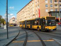 MB O 405 GN (DVB 453 104-1) auf Linie 75 auf der neuen Trasse Postplatz/Wallstr. Dahinter MB O 405 GN (453 004-0) auf EV 8. (25.10.06)