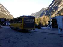 MB 405, Haueis-Reisen, als Extrafahrt fr eine Skischule bei der Haltestelle Brand Dorfbahn, 09.02.2011. (Handyfoto)