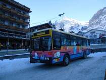 AVG Grindelwald Nr. 19/BE 363'305 Vetter am 31. Dezember 2010 Grindelwald, Bahnhof (mit Vollwerbung als  Coccolino-Bus )