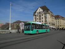Neu wird bei allen Mercedes Citaro die Abdeckhaube der Gasflaschen mit einer Folie beklebt. Hier fhrt der Citaro 807 auf der Linie 38 ber die Mittlere Rheinbrcke. Die Aufnahme stammt vom 10.02.2011.