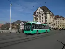 Neu wird bei allen Mercedes Citaro die Abdeckhaube der Gasflaschen mit einer Folie beklebt. Hier f�hrt der Citaro 807 auf der Linie 38 �ber die Mittlere Rheinbr�cke. Die Aufnahme stammt vom 10.02.2011.
