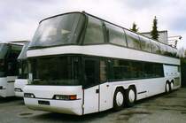 Neoplan Megaliner N128/4, aufgenommen im Mrz 2002 im GWZ der Neoplan NL Rhein Ruhr in Oberhausen.