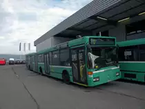Wegen akuten Platzproblemen in der Garage Rankstrasse m�ssen die Busse mit den Betriebsnummern 731 - 736 in Pratteln auf einem Parkplatz abgestellt werden. Die Aufnahme vom Mercedes 734 entstand am 11.01.2011.