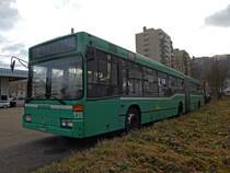 Wegen akuten Platzproblemen in der Garage Rankstrasse mssen die Busse mit den Betriebsnummern 731 - 736 in Pratteln auf einem Parkplatz abgestellt werden. Die Aufnahme vom Mercedes 735 entstand am 11.01.2011.