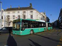 Neu wird bei allen Mercedes Citaro die Abdeckhaube der Gasflaschen mit einer Folie beklebt. Hier fhrt der Citaro 723 auf die Haltestelle Wettsteinplatz ein. Die Aufnahme stammt vom 07.02.2011.
