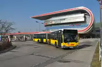 Mercedes Gelenkbus am S Marzahn 04.03.2011