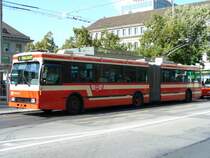 Volvo Gelenk Trolleybus der VB Biel.. Bus Nr 65 Eingeteilt auf der Linie 4 vor dem SBB Bahnhof Biel-Bienne .. Foto vom 05.09.2006